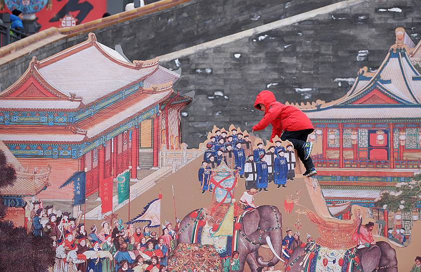 Пекин, Китай. Ребенок играет в декорациях, подготовленных к празднованию Нового года по лунному календарю