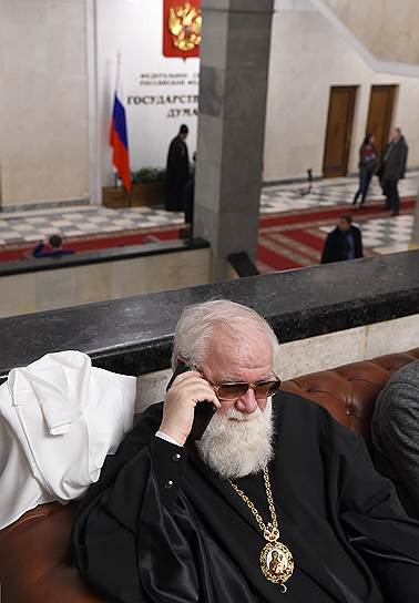Москва. Священнослужитель перед началом VII Рождественских парламентских встреч в Госдуме
