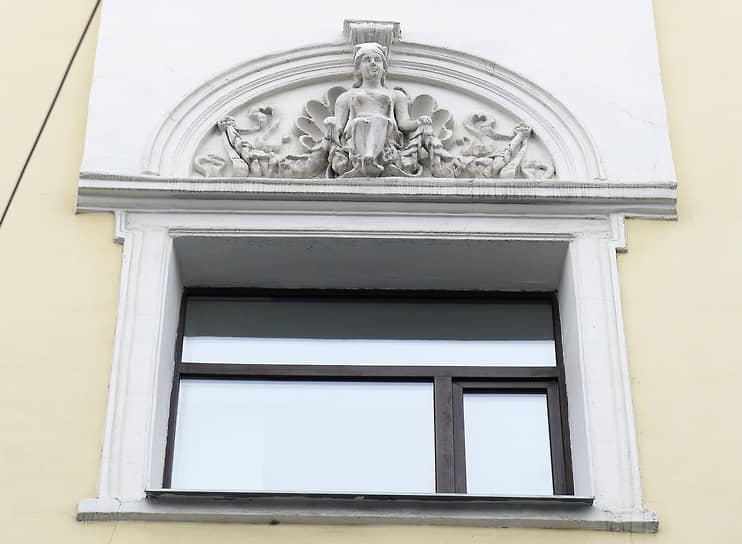 В январе 2018 года в Москве любители архитектуры обратили внимание на неудачно отреставрированные горельефы на доме Константинова (Сверчков переулок, дом 1)
&lt;br> На фото: горельефы до реставрации