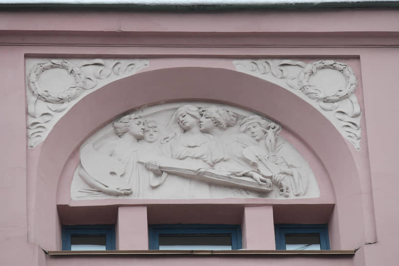 В ноябре 2015 года в Санкт-Петербурге активисты обратили внимание на изуродованную в результате реставрации нимфу музыки (на фото справа) на бывшем доходном доме Бадаева (ул. Восстания, 19), построенном в 1906 году