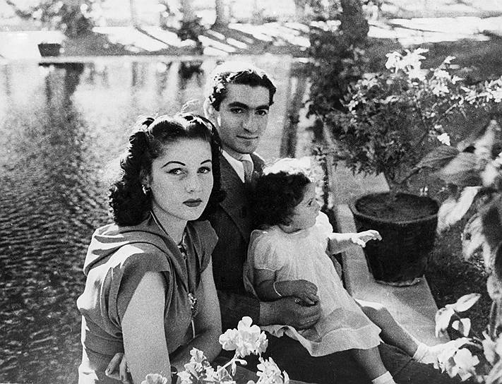 Шах Ирана Мохаммад Реза Пахлеви с первой женой египетской принцессой Фавзией и дочерью Шахназ (1942 год)