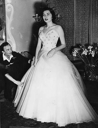 Вторая жена шаха Сорайя примеряет вечернее платье в студии итальянского модельера (Рим, Италия, 1953 год)