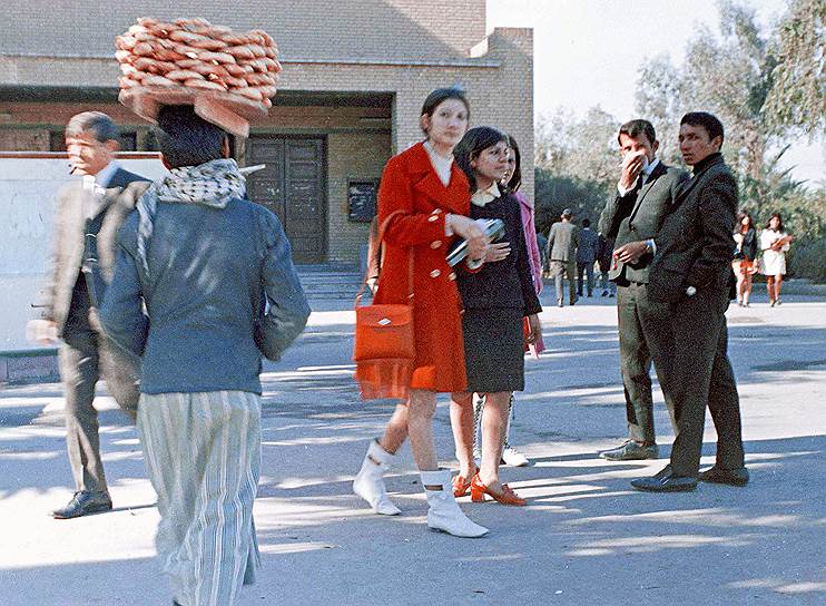 Студенты на территории кампуса Колледжа искусств Багдадского университета (Ирак, 1971 год)