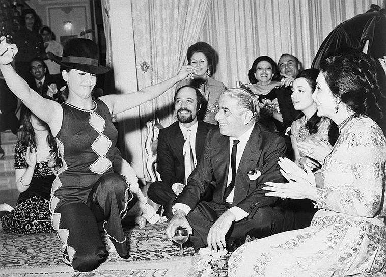 Миллиардер Аристотель Онассис (в центре с бокалом) на вечеринке, организованной иранским бизнесменом и советником шаха Резой Фаллахом (1972 год)