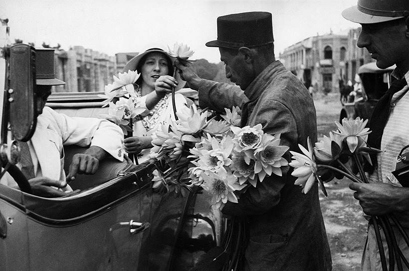 Дама из высшего общества покупает цветы у уличного торговца (Тегеран, 1932 год)