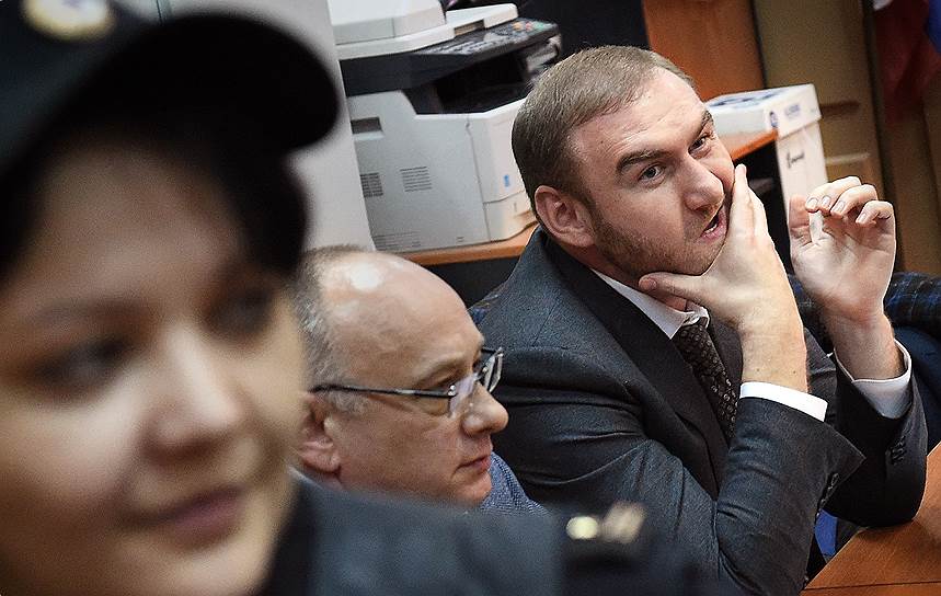 30 января. &lt;a href=&quot;/doc/3868276&quot;>Арест &lt;/a>сенатора от Карачаево-Черкесии Рауфа Арашукова (на фото справа) после снятия неприкосновенности. Его обвиняют в убийствах, участии в преступном сообществе и давлении на свидетеля. В тот же день &lt;a href=&quot;/doc/3869004&quot;>были задержаны&lt;/a> еще несколько фигурантов дел

