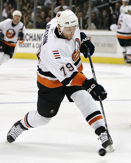 Алексей Яшин играл за команды «Оттава» и «Нью-Йорк Айлендерс». Набрал 781 очков. В 850 матчах забросил 337 шайб