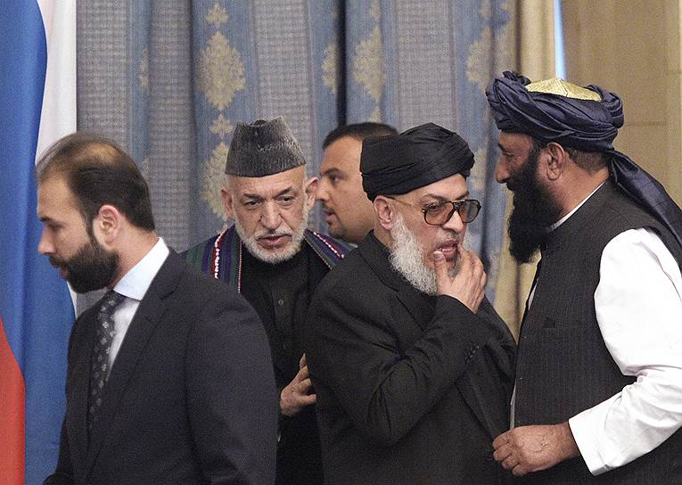 Бывший президент Афганистана Хамид Карзай (второй слева) и руководитель политофиса радикального движения «Талибан» (запрещено в России) Шер Мохаммад Аббас Станакзай (второй справа) 