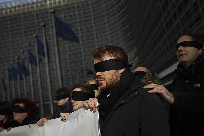 Брюссель, Бельгия. Акция протеста против «Брексита» возле штаб-квартиры Европейской комиссии во время встречи премьера Великобритании Терезы Мэй с главой Еврокомиссии Жан-Клодом Юнкером