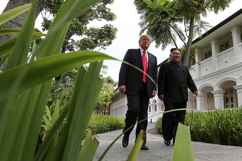 Президент США Дональд Трамп (слева) и глава КНДР Ким Чен Ын