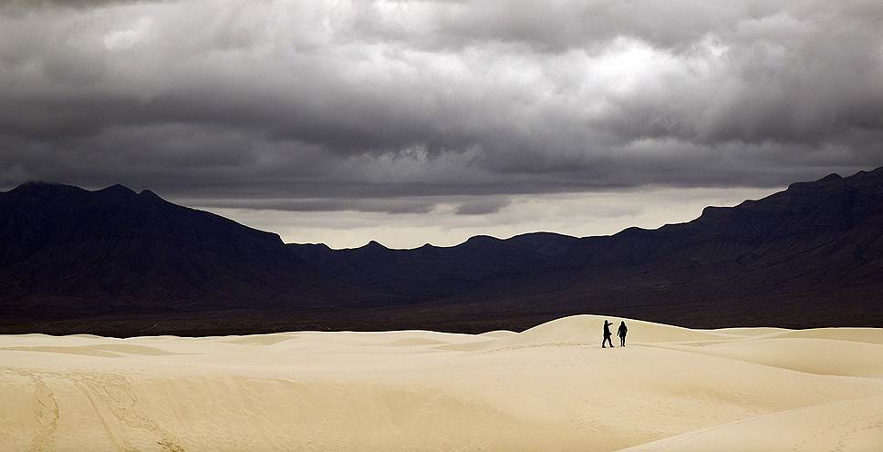 Нью-Мехико, США. Посетители у национального парка «Белые Пески» гуляют по дюнам