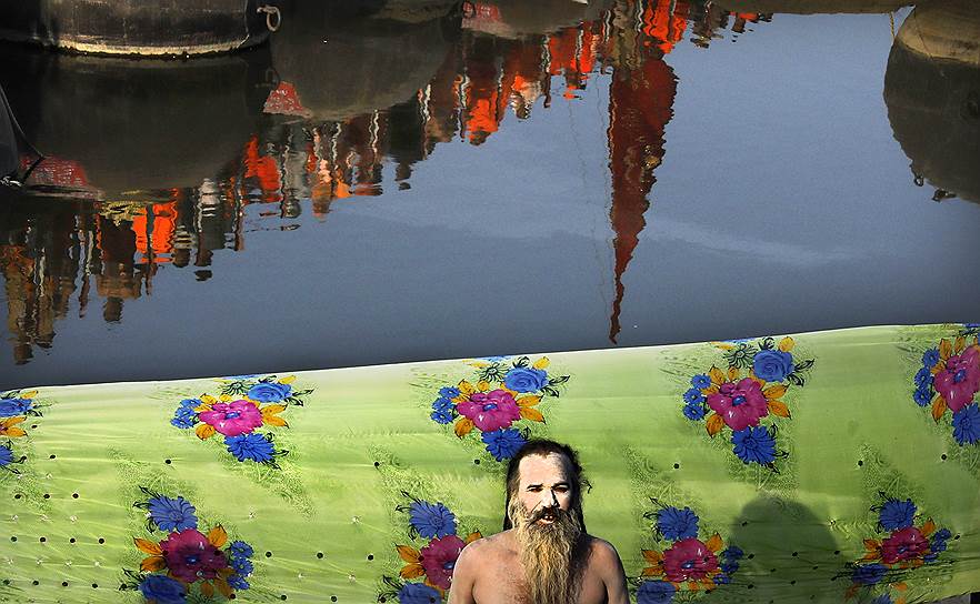 Уттар-Прадеш, Индия. Индуистский священник перед ритуальным купанием паломников
