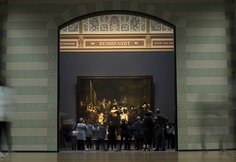 Амстердам, Нидерланды. Посетители Рейксмюсеум любуются «Ночным дозором» Рембрандта