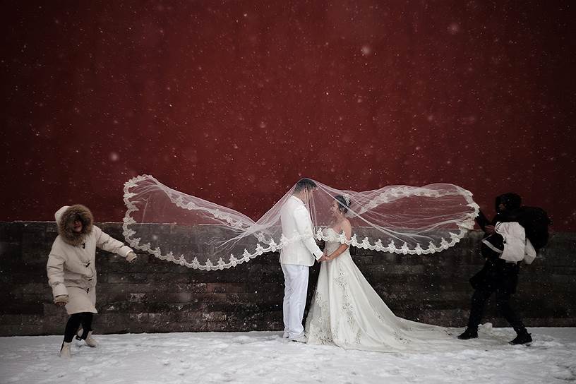 Пекин, Китай. Свадебная фотосессия во время снегопада