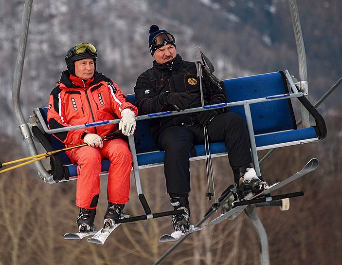 Сочи, Россия. Президент России Владимир Путин (слева) и президент Белоруссии Александр Лукашенко на канатной дороге во время катания на лыжах в горах