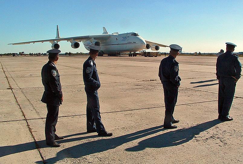 Транспортный самолет Ан-225 «Мрия» является одним из самых грузоподъемных. В 1989 году установил рекорд, совершив полёт с грузом 156,3 тонны. Он был создан в единичном экземпляре и запущен в эксплуатацию в 1988 году для транспортировки и обслуживания космического корабля «Буран». Сейчас используется для коммерческих перевозок и эксплуатируется украинской авиакомпанией Antonov Airlines  