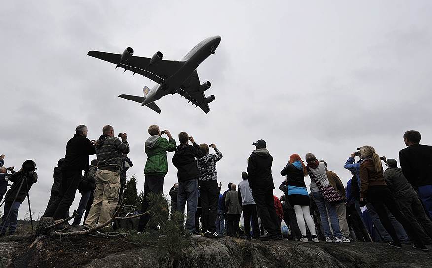 Airbus А380 является самым большим серийно выпускающимся самолетом в мире (длина — 72,75 м, размах крыла — 79,75 м) и самым большим по пассажировместимости (до 853 человек). Он был введен в эксплуатацию в 2007 году. 14 февраля 2019 года стало известно, что компания Airbus больше не будет производить эти лайнеры