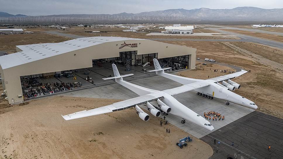 Американский самолёт-носитель Stratolaunch намерены задействовать в авиационно-космической отрасли. Его презентация прошла в мае 2017 года. После ввода самолета в эксплуатацию у него будет самый большой размах крыла — более 117 метров