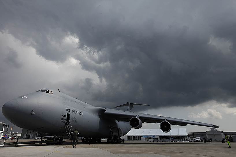 Американское воздушное военное судно Lockheed C-5 Galaxy (на фото), введенное в эксплуатацию в 1968 году, стало самым крупным серийным грузовым самолетом. В 1982 году оно уступило пальму первенства советскому судну Ан-124