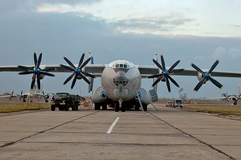 Советский Ан-22 «Антей» — самый большой турбовинтовой самолет в мире. Длина — 57,31 м, размах крыла — 64,40 м. Введен в эксплуатацию в 1969 году. До сих пор используется в России и на Украине