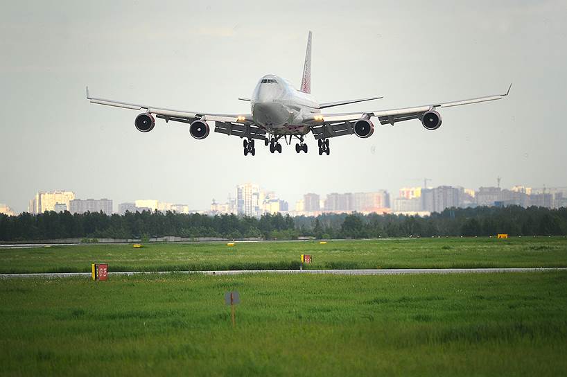 Созданный в 1969 году Boeing 747 на протяжении более 30 лет удерживал пальму первенства среди пассажирских самолетов — до появления Airbus А380. В 1991 году он поставил рекорд по перевозке пассажиров: в ходе военной операции по вывозу эфиопских евреев в Израиль на его борту удалось разместить 1112 человек
&lt;br>На фото: модификация Boeing 747-400 «Казань» авиакомпании «Россия»   