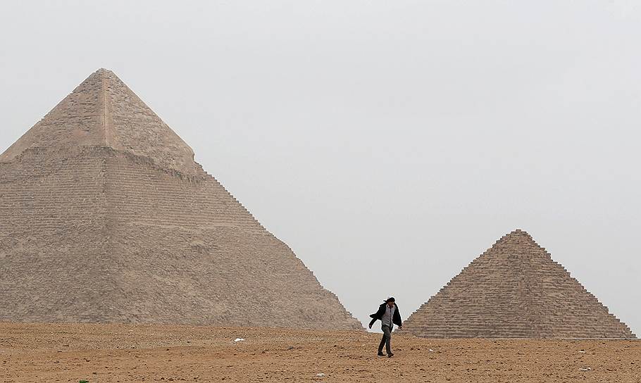 Египет. Мужчина идет около комплекса пирамид Гизы