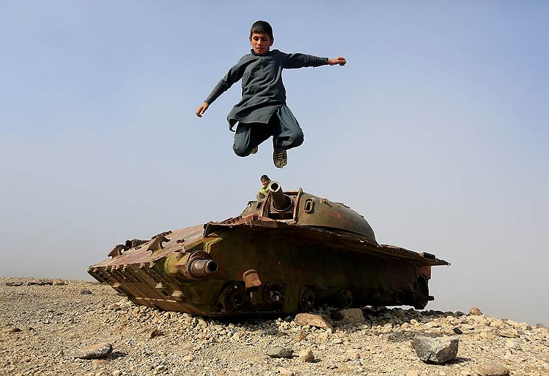 Джалалабад, Афганистан. Мальчик прыгает с танка, оставшегося со времен войны 1979—1989 годов