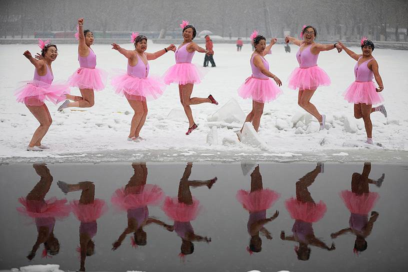 Шэньян, Китай. «Моржи» в балетных пачках готовятся нырнуть в ледяную воду