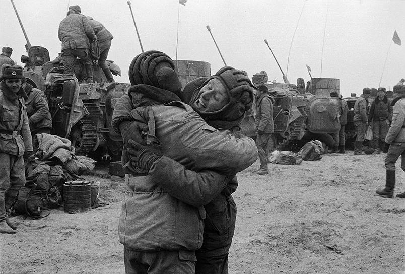 Советские солдаты на границе в последний день войны в Афганистане