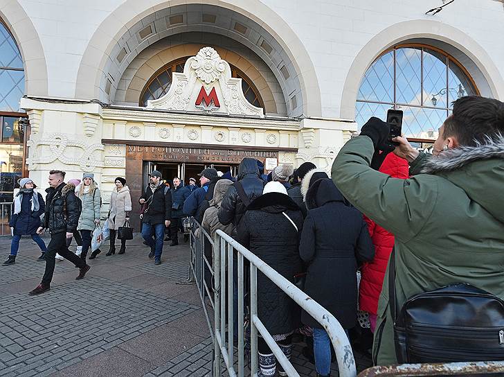 Москва, Россия. Вход на станцию «Комсомольская». Пять станций Сокольнической линии метро от «Комсомольской» до «Бульвара Рокоссовского» закрыты до 24 февраля