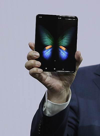Galaxy Fold получил сканер отпечатков пальцев, размещенный на торце корпуса. Смартфон также оснащен процессором нового поколения и 12 Гб оперативной памяти