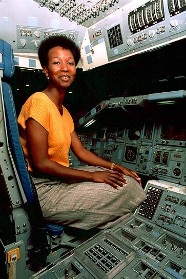 Мэй Джемисон, США. Первая афроамериканка, совершившая полет в космос (1992) 