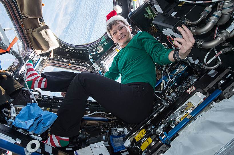 Пегги Уитсон, США. Совершила три космических полета (2002, 2007, 2016), став обладателем рекорда среди женщин по суммарной продолжительности полетов (666 суток). Во время второго полета стала первой женщиной-командиром экспедиции на орбитальной станции МКС. Третий полет стал самым продолжительным (289 суток) среди женщин, также она стала наиболее возрастной женщиной, побывавшей в космосе (58 лет)