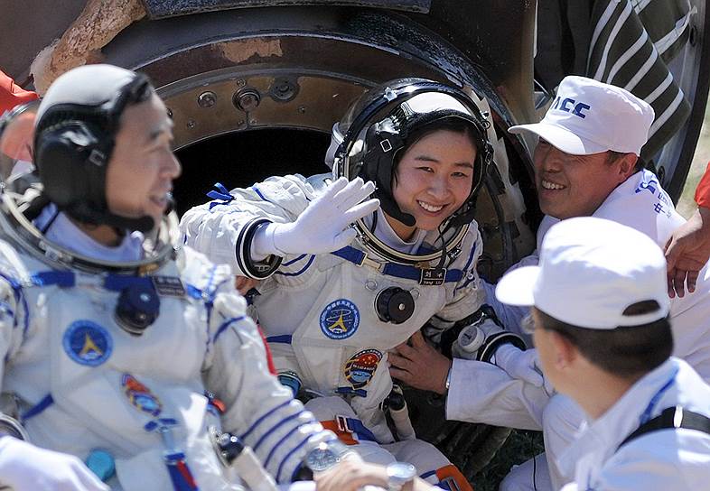 Лю Ян. Первая женщина-астронавт Китая (2012) 
