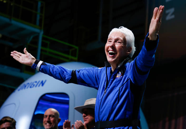 Уолли Фанк. 82-летняя американка стала старейшей женщиной, слетавшей в космос. В первый коммерческий полет она отправилась вместе с основателем компании Amazon Джеффом Безосом (2021)