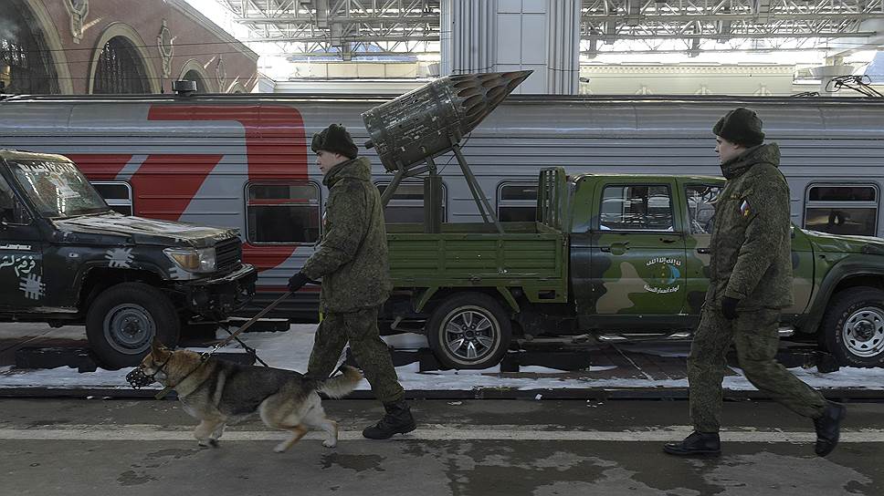 Конфликт в Сирийской Республике начался в 2011 году. Вооруженные силы России принимают участие в борьбе с террористами по официальной просьбе Дамаска с 2015 года. В декабре 2017 года президент России Владимир Путин объявил о выводе войск в связи с разгромом «наиболее боеспособной группировки международных террористов»