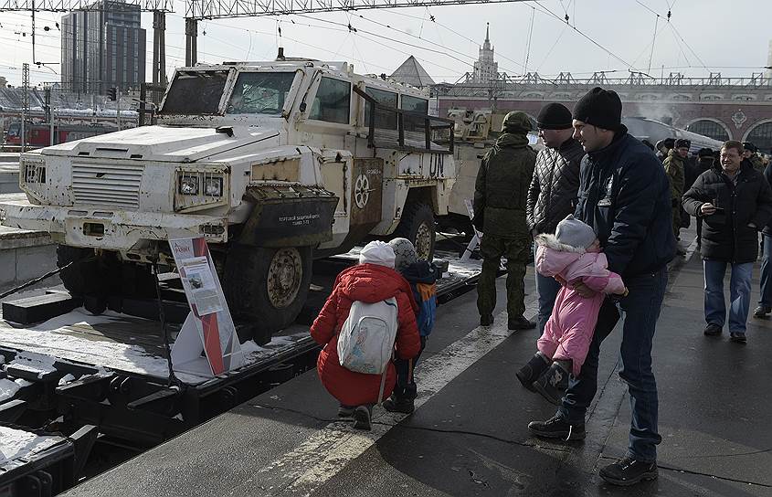 Кроме того, в одном из вагонов поезда размещена сцена, на которой выступят ансамбли Александрова и Центрального дома Российской армии, а также ансамбли песни и пляски всех военных округов и флотов