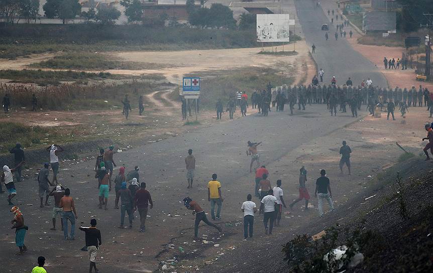  В венесуэльском городе Санта-Элена-де-Уайрен на границе с Бразилией также произошли столкновения: в них, по данным неправительственной правозащитной организации Foro Penal и Национальной ассамблеи (парламент Венесуэлы), погибли не менее четырех человек