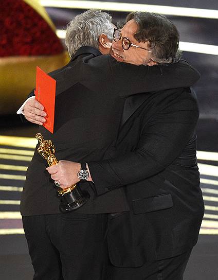 Режиссер Гильермо дель Торо (справа) поздравляет режиссера Альфонсо Куарона с «Оскаром» за «Лучшую режиссуру» («Рома»)