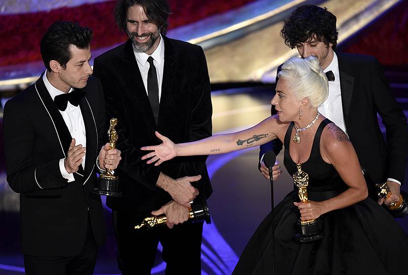 Слева направо: Марк Ронсон, Эндрю Вайатт и Леди Гага получают «Оскар» за «Лучшую песню» «Shallow» («Звезда родилась»)