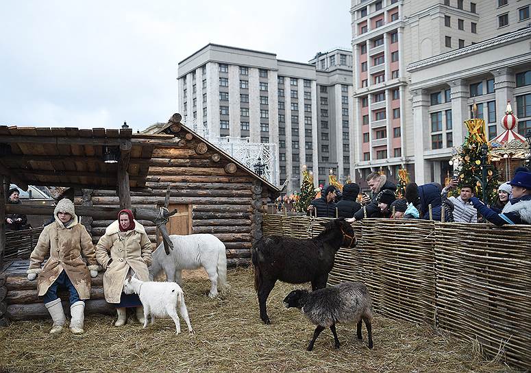 Москва, Россия. Весенний гастрономический фестиваль «Московская Масленица» на Манежной площади