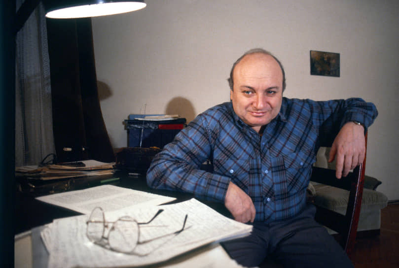 В период работы в театре Михаил Жванецкий написал более 300 миниатюр и монологов