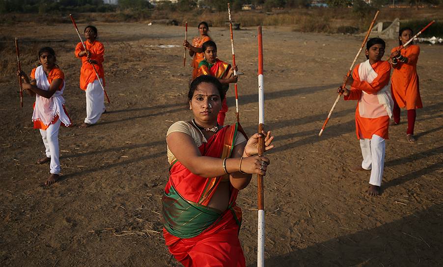 Мумбай, Индия. Местные жительницы практикуют боевое искусство в канун Международного женского дня 