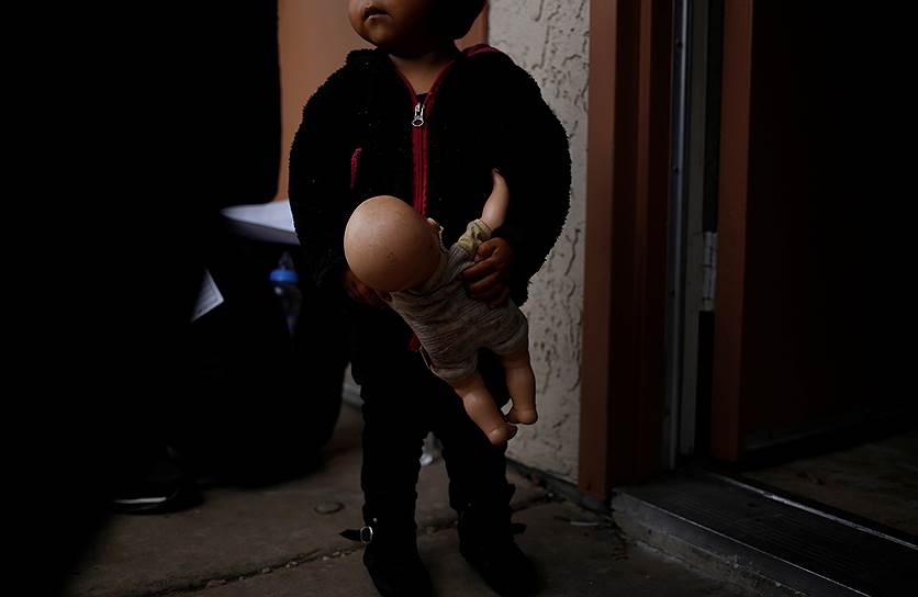 Тусон, США. Юная мигрантка держит куклу, с которой приехала в штат Аризона