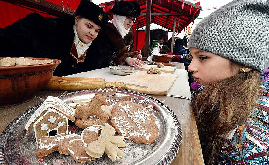 Масленичные гуляния на Манежной площади в Москве