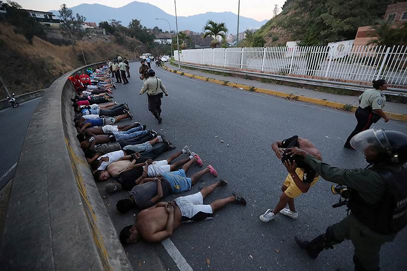 Каракас, Венесуэла. Грабители, задержанные силами безопасности
