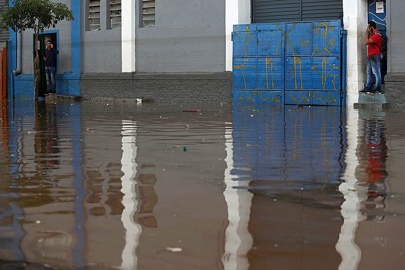 Сан-Паулу, Бразилия. Затопленная улица после сильных дождей 