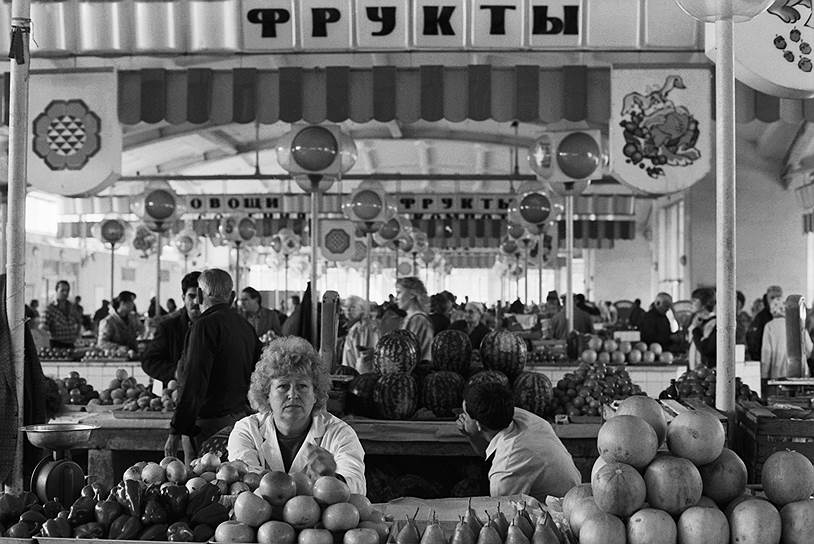 Торговля на территории современного Дорогомиловского продовольственного рынка началась еще в XVI веке, как отдельное торговое место рынок существует с 1938 года. Является одним из центров продуктовой торговли Москвы с посещаемостью около 35 тыс. человек в день