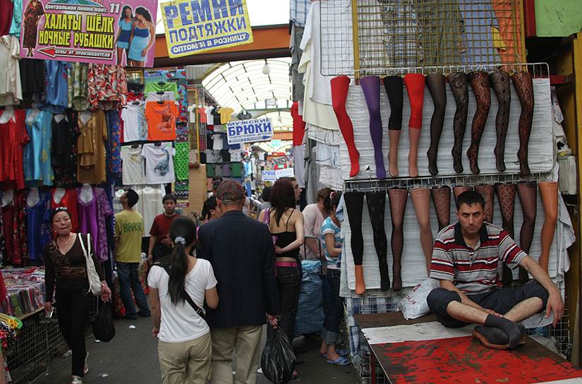 Летом 2009 года столичные власти закрыли Черкизовский рынок — крупнейшую оптовую базу по продаже одежды и ширпотреба. Здесь было обнаружено 6 тыс. контейнеров контрабандного груза общей стоимостью $2 млрд