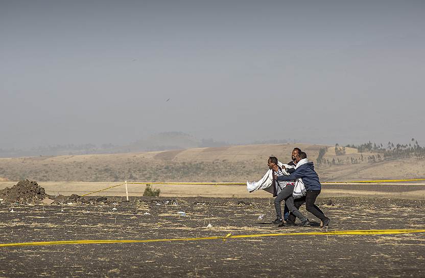 Дэбрэ-Зэйт, Эфиопия. Скорбящий родственник на месте катастрофы разбившегося 10 марта Boeing 737 Max 8